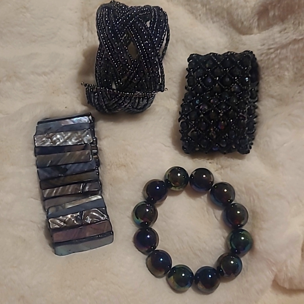 4 ladies stretch bracelets in blue